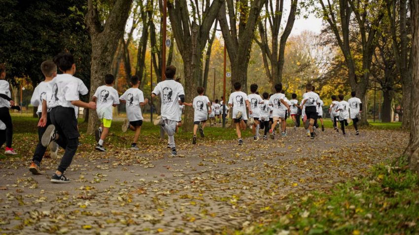 A group of kids participating in a running event in a leafy park in Bursa, Türkiye.